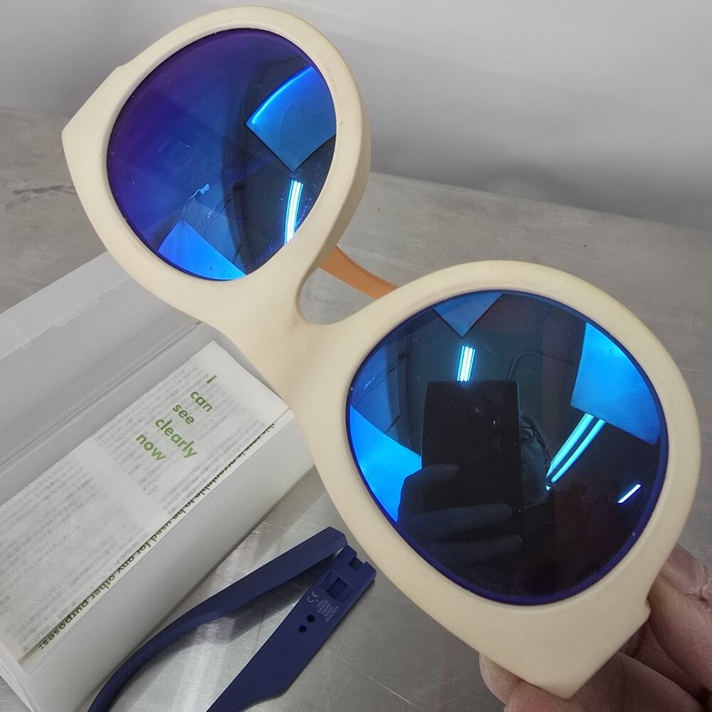 Grafik:Plastic designer award-winning eyewear Sunglasses